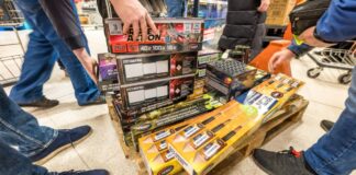 Silvester zwischen Partyspaß und Unfallrisiko: Städte warnen Der Verkauf von Silvester-Feuerwerk ist gestartet. Er ist auf den 29. bis 31. Dezember beschränkt.