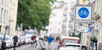 Fünf Wünsche für weniger Unfälle im Berliner Straßenverkehr Getrennte Bereiche für Radfahrer und Autoverkehr tragen zu mehr Sicherheit bei. (Archivbild)