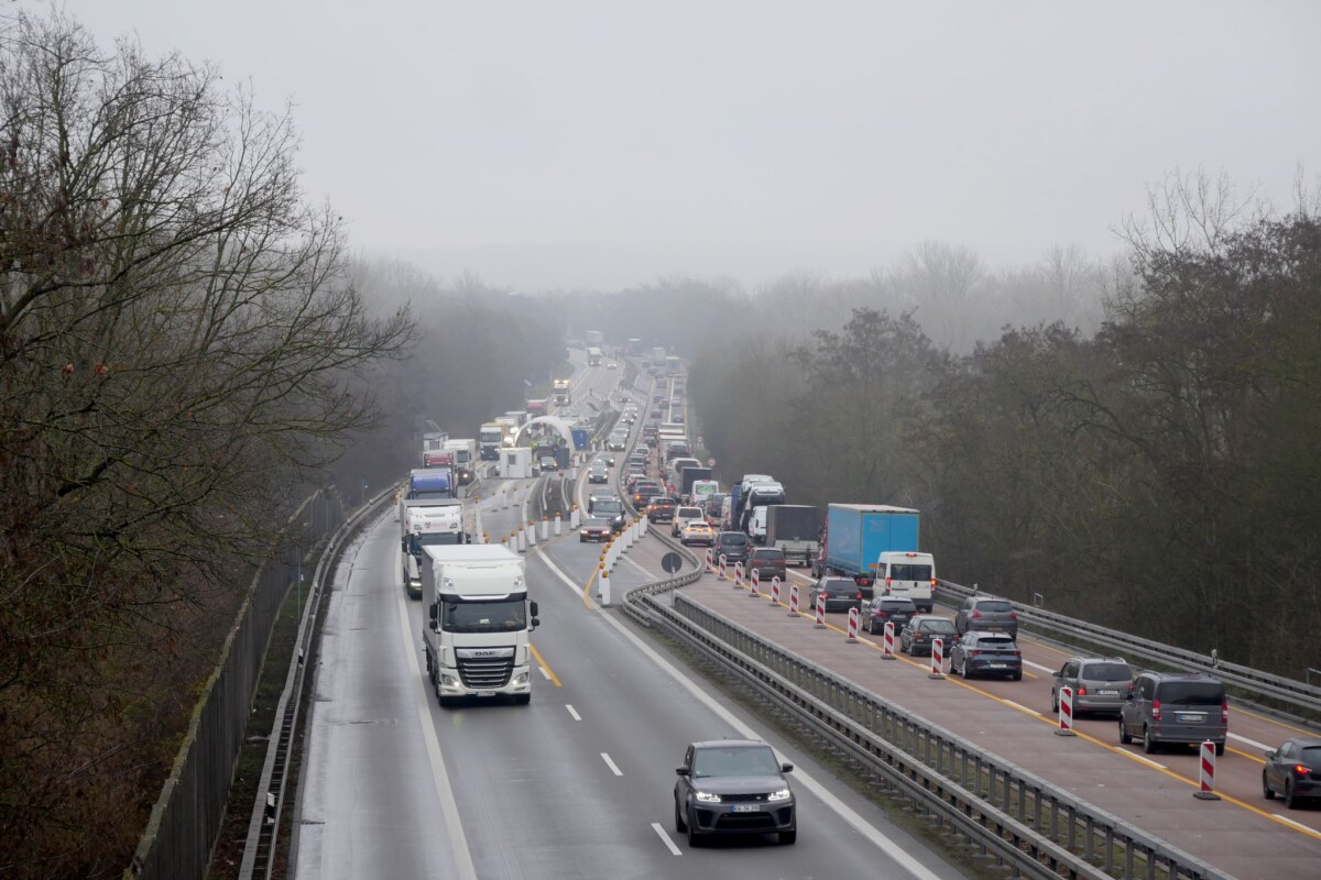 Umbau auf A12 wegen Grenzkontrollen Um Staus durch die feste Grenzkontrollstelle auf der A12 bei Frankfurt (Oder) einzudämmen, gibt es nach einem Umbau jetzt eine neue Verkehrsführung.
