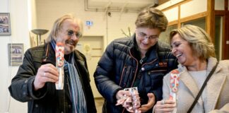 Vom Gänsebraten bis zum Arztmobil: Wie Frank Zander hilft Musiker Frank Zander und sein Sohn Marcus sowie Petra Biernoth bei der Übergabe von gestifteten Zahnbürsten in der Notübernachtung der Berliner Kältehilfe der Caritas.