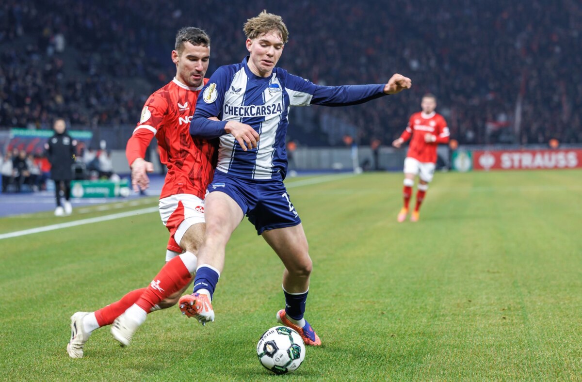 Hertha BSC Kennet Eichhorn (r.) hat bei Hertha BSC mehrere Rekorde aufgestellt. (Archivbild)