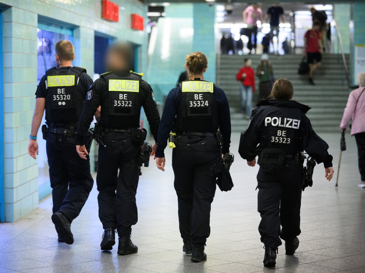 Beginn des Waffenverbots in Berliner U-Bahnen Fast 300 Messer hat die Berliner Polizei bei Kontrollen in Verbotszonen beschlagnahmt. (Symbolbild)
