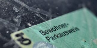 Linke: Bewohner-Parkausweise müssen deutlich teurer werden Soll deutlich teurer werden: Der Bewohner-Parkausweis in Berlin.