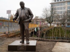 Merz nennt Lübcke-Statue «vollkommen geschmacklos» Um die vom Zentrum für Politische Schönheit vor dem Konrad-Adenauer-Haus aufgestellten Statue von Walter Lübcke gibt es weiter Diskussionen.