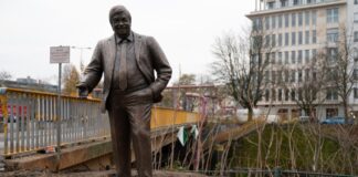 Um die vom Zentrum für Politische Schönheit  vor dem Konrad-Adenauer-Haus aufgestellten Statue von Walter Lübcke gibt es weiter Diskussionen. 