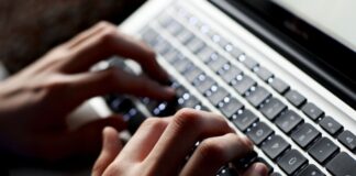 Date mit Schauspieler versprochen – Betrüger zocken Frau ab Betrüger nutzen künstliche Intelligenz: In Fürstenwald/Spree im Osten Brandenburg lockten Kriminelle eine Frau auch mit einer falschen Video-Botschaft in die Falle.