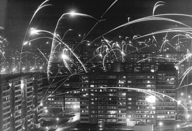 Silvester 1984 in der Plattenbausiedlung. Foto: Bundesarchiv, Bild 183-1984-1220-021 / CC-BY-SA 3.0