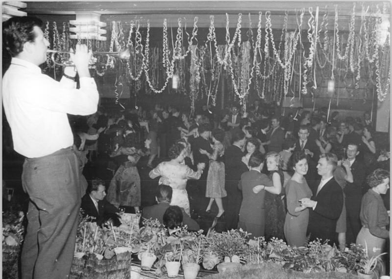 Bis in die frühen Morgenstunden wurde getanzt. Foto: Bundesarchiv, Bild 183-70028-0002 / CC-BY-SA 3.0