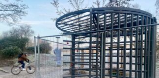 Tore am Görlitzer Park fast fertig – Anwohner wollen klagen Die Eingänge des Görlitzer Parks sollen demnächst nachts geschlossen werden - ein Zugang ist aber noch unvollständig.