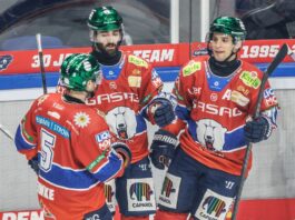 Liam Kirk (m.) und Frederik Tiffels (r.) zählten beim Heimsieg der Eisbären Berlin gegen die Nürnberg Ice Tigers zu den Torschützen.