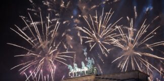 Wegner hofft auf neue Silvesterparty-Tradition Am Brandenburger Tor ist dieses Jahr zum Jahreswechsel einiges anders als in den vergangenen Jahren - ein Feuerwerk soll es aber erneut geben. (Archivbild)