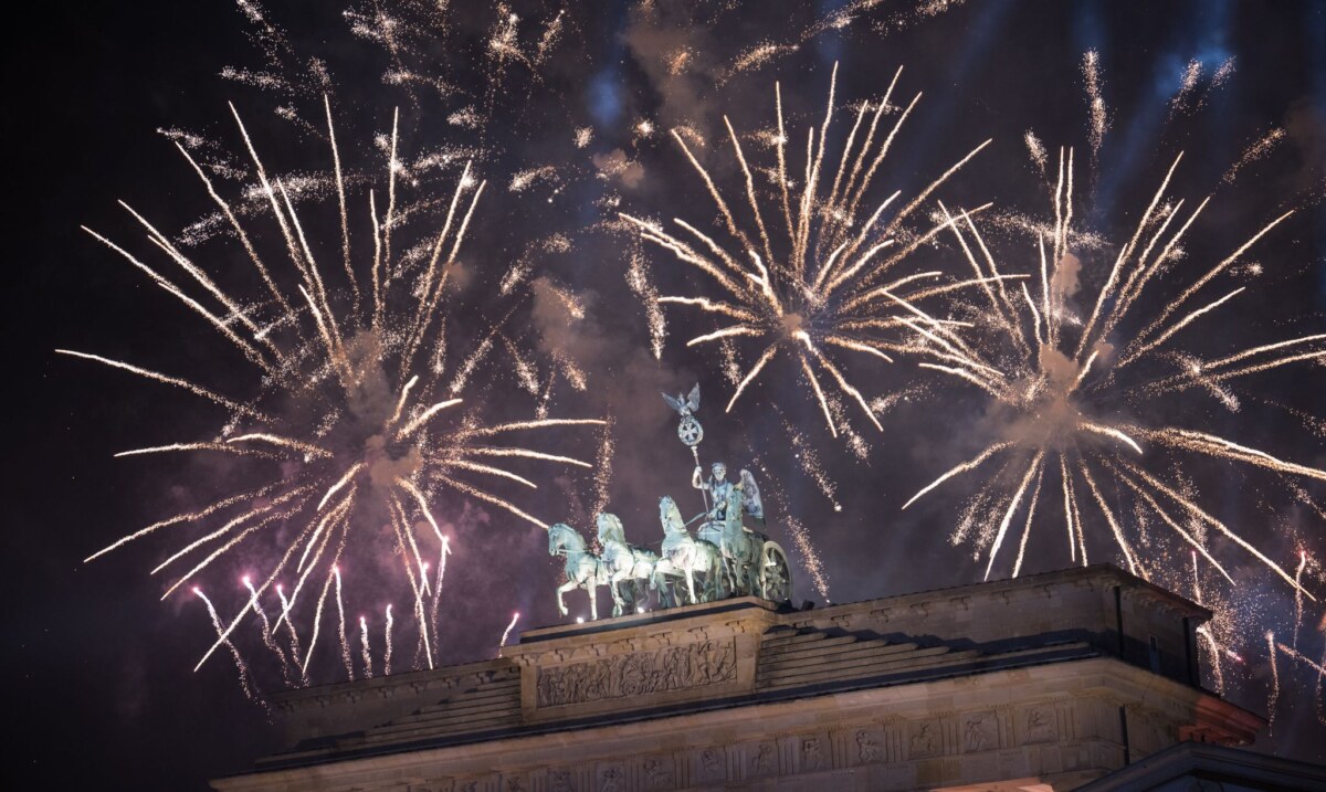 Silvester in Berlin Am Brandenburger Tor ist dieses Jahr zum Jahreswechsel einiges anders als in den vergangenen Jahren - ein Feuerwerk soll es aber erneut geben. (Archivbild)