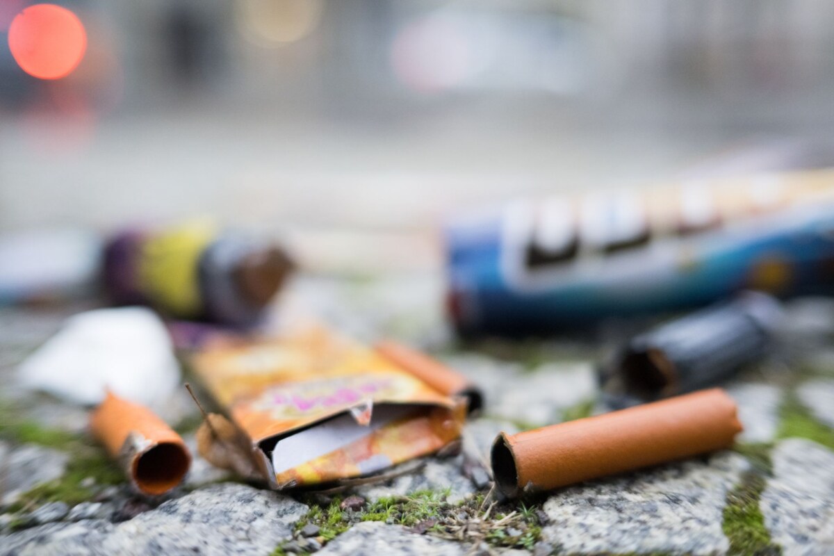 Böller Ein Vater findet im Zimmer seines Sohnes in Berlin Dutzende illegaler Böller aus dem Ausland. (Symbolbild)