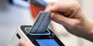 Aufgrund einer bundesweit verpflichtenden technischen Umstellung?zum?neuen Jahr?kann es laut KV Berlin in Praxen zu längeren Wartezeiten kommen. (Archivbild)