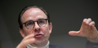 BVG-Chef Henrik Falk will im Frühjahr weitere U-Bahnen bestellen. (Archivbild)