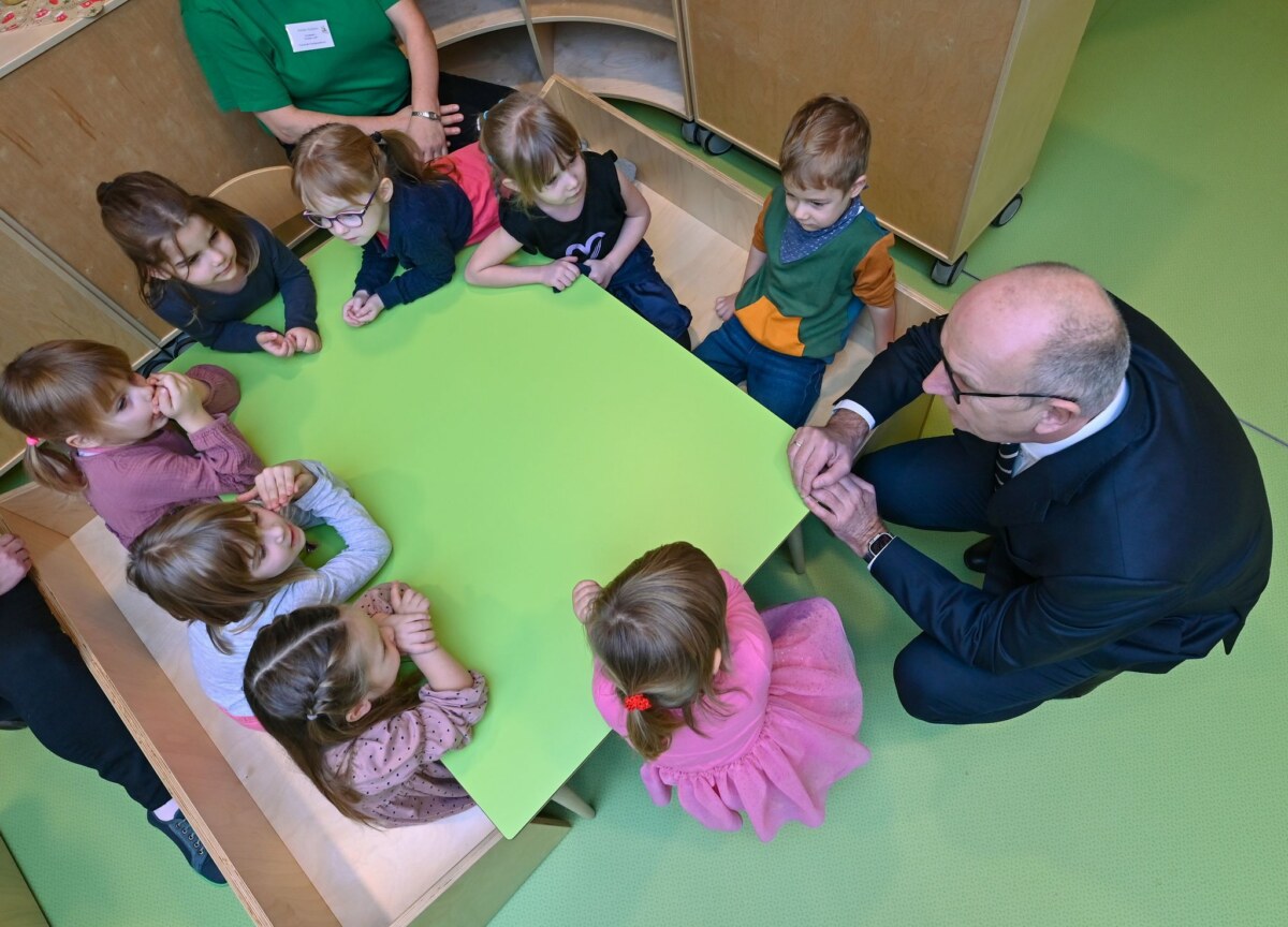 Ministerpräsident Woidke besucht Kita Brandenburgs Ministerpräsident Dietmar Woidke (SPD) ruft Kinder zum Mitmachen beim Wettbewerb zum Kinderfest auf. (Archivbild)