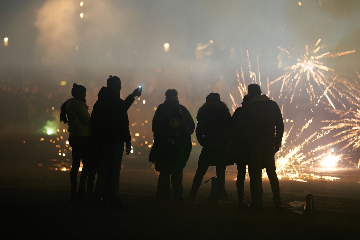 Gruppe von Menschen entzündet Feuerwerksraketen Die Berliner Polizei warnt Eltern vor gefährlichem Feuerwerk. (Symbolbild)
