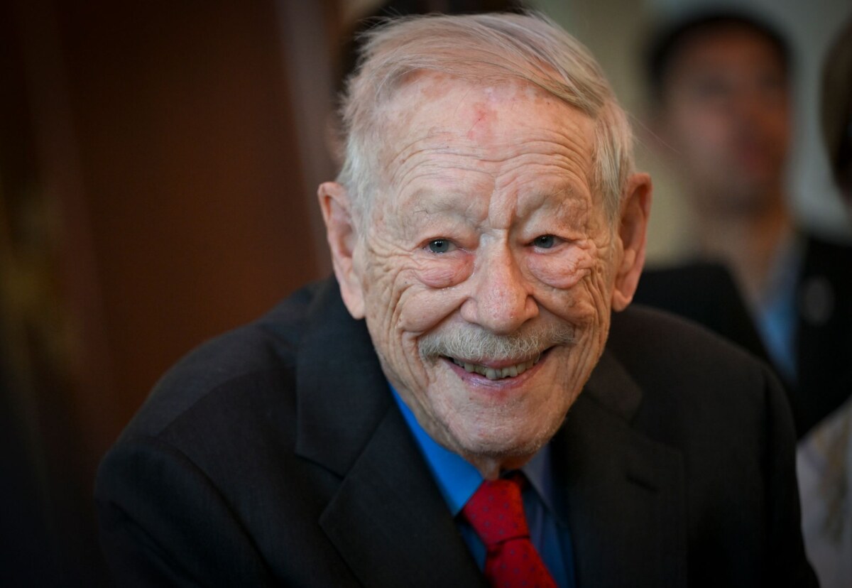 Kai Wegner empfängt W. Michael Blumenthal Michael Blumenthal wurde für seine Verdienste in Berlin geehrt.