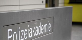 Schießtraining in Berlin: Polizisten klagen über Unwohlsein Mehrere Nachwuchskräfte und ein Schießtrainer werden vorsorglich wegen Unwohlseins im Krankenhaus untersucht. (Archivbild)