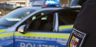 Autofahrer fährt in Gegenverkehr – drei Verletzte Bei dem Unfall stießen laut Polizei zwei Autos zusammen. (Symbolbild)