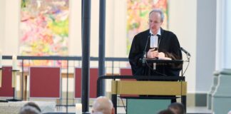 Der Berliner Bischof Christian Stäblein fordert mehr Beteiligung junger Menschen bei der Debatte um die Wehrpflicht. 