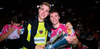 Vier auf einen Schlag: Füchse bleiben auf dem Berliner Weg Torhüter Lasse Ludwig (l) und Nils Lichtlein jubeln 2024 nach dem Gewinn des Supercup.