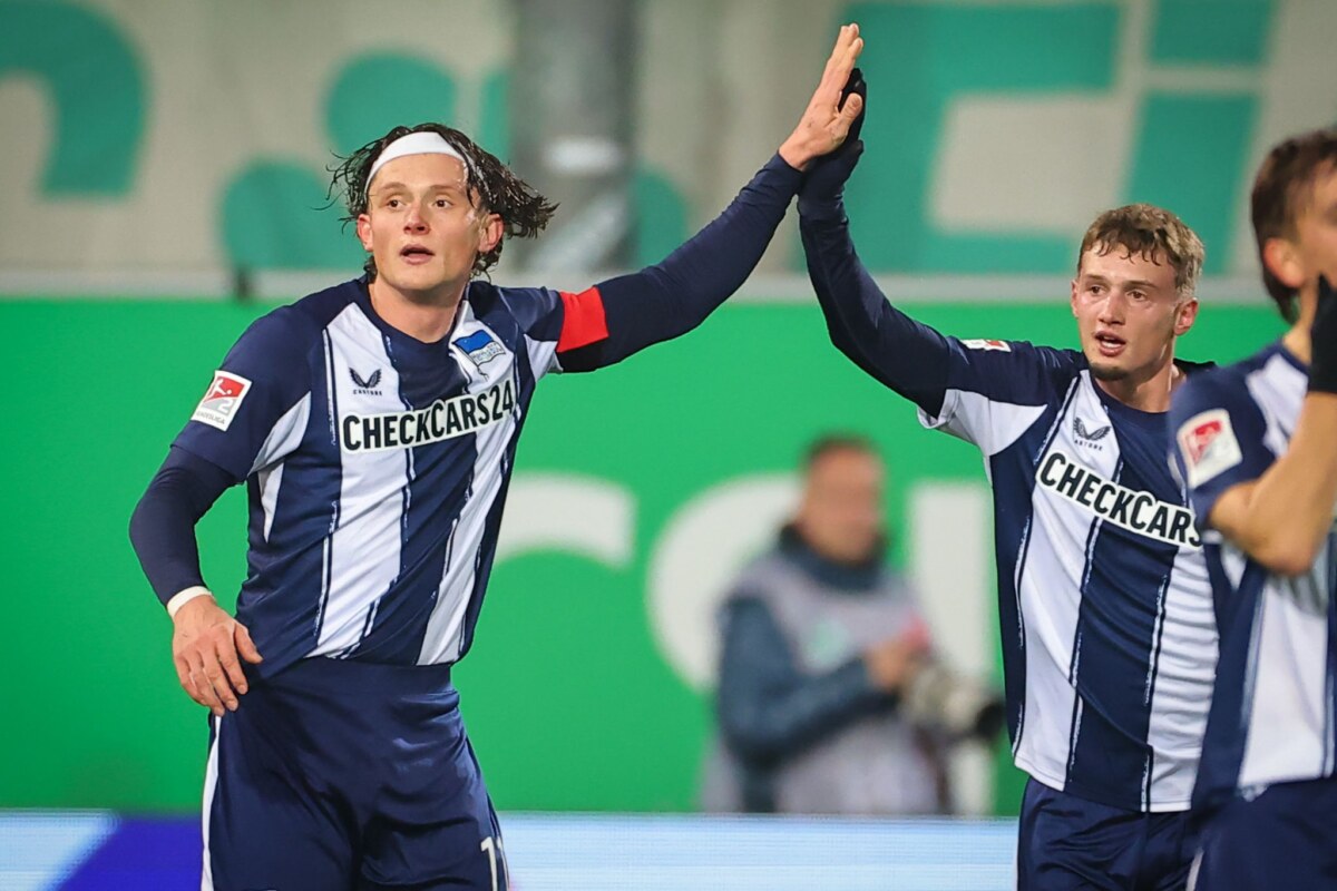 SpVgg Greuther Fürth - Hertha BSC Herthas Fabian Reese (l) trifft gegen seinen früheren Verein Fürth.