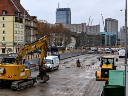 Die Mühlendammbrücke in Berlin-Mitte soll neu gebaut werden. Nun gibt es Schäden an der benachbarten Neuen Gertraudenbrücke. (Archivbild)    