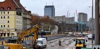 Neue Gertraudenbrücke für schwere Fahrzeuge gesperrt Die Mühlendammbrücke in Berlin-Mitte soll neu gebaut werden. Nun gibt es Schäden an der benachbarten Neuen Gertraudenbrücke. (Archivbild)