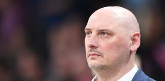 Seawolves unterliegen Berlin im Weihnachtsspiel deutlich Przemyslaw Frasunkiewicz, Trainer von Rostock, verfolgt das Spiel von der Seitenlinie. (Archivbild)