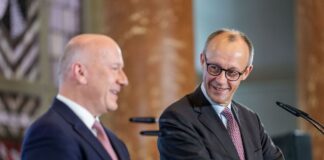 Bundeskanzler Friedrich Merz (CDU, r) neben Berlins Regierenden Bürgermeister Kai Wegner (CDU) beim Antrittsbesuch.