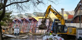 Studie: Auf dem SEZ-Gelände ist Platz für 680 Wohnungen Ende November gab es bereits erste Baggerarbeiten auf dem Gelände rund um das Sport- und Erholungszentrum (SEZ) in Friedrichshain. (Archivbild)