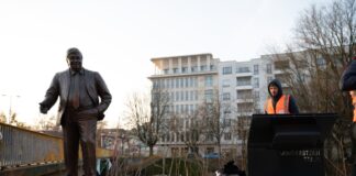 Das Zentrum für Politische Schönheit hat ein Walter-Lübcke-Denkmal vor der CDU-Parteizentrale in Berlin errichtet. 