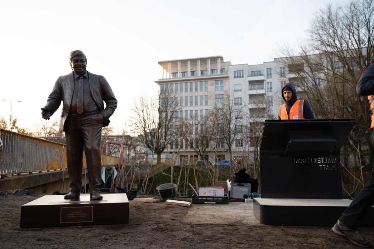 Aktion des Zentrums für Politische Schönheit Das Zentrum für Politische Schönheit hat ein Walter-Lübcke-Denkmal vor der CDU-Parteizentrale in Berlin errichtet.