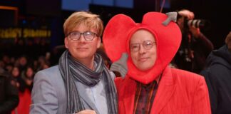 Filmemacher Rosa von Praunheim heiratet seinen Partner Rosa von Praunheim (rechts im Bild) mit seinem Partner Oliver Sechting. (Archivbild)