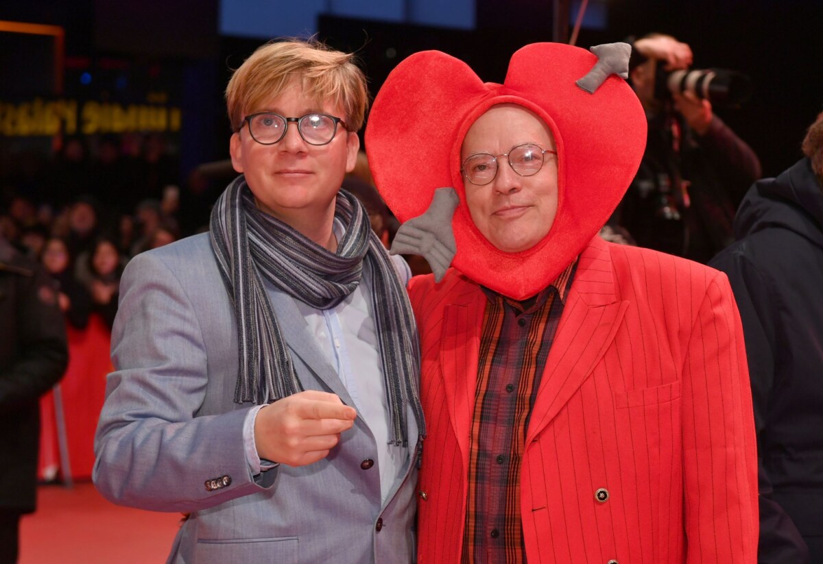Rosa von Praunheim Rosa von Praunheim (rechts im Bild) mit seinem Partner Oliver Sechting. (Archivbild)