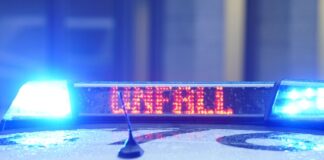 Fußgängerin wird von Polizeiauto erfasst und schwer verletzt Mit einem Polizeiauto wurde eine Frau in Moabit angefahren. (Symbolbild)