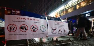 Zunächst kein Krawall mit Böllern am Alexanderplatz Das ausgeweitete Böllerverbot am Alexanderplatz wirkt offensichtlich.