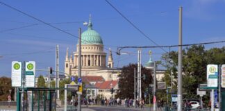 Potsdamer Klimakleber zu Geldstrafen verurteilt Die Klimakleber sollen sich auf der Langen Brücke festgeklebt haben. (Symbolbild)