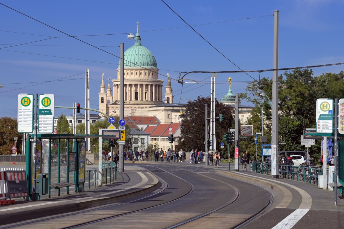 Lange Brücke in Potsdam Die Klimakleber sollen sich auf der Langen Brücke festgeklebt haben. (Symbolbild)