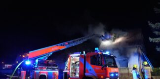Feuerwehrleute sind im Einsatz bei einem Brand in einem Einfamilienhaus - ein Kind kam ums Leben.