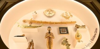 Rotes Rathaus zeigt Gastgeschenke aus 75 Jahren Eine Vitrine der Ausstellung enthält Goldgeschenke.