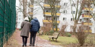 Jeder fünfte Berliner armutsgefährdet – hohe Mieten belasten Auch viele ältere Berliner sind von Armut betroffen. (Archivbild)