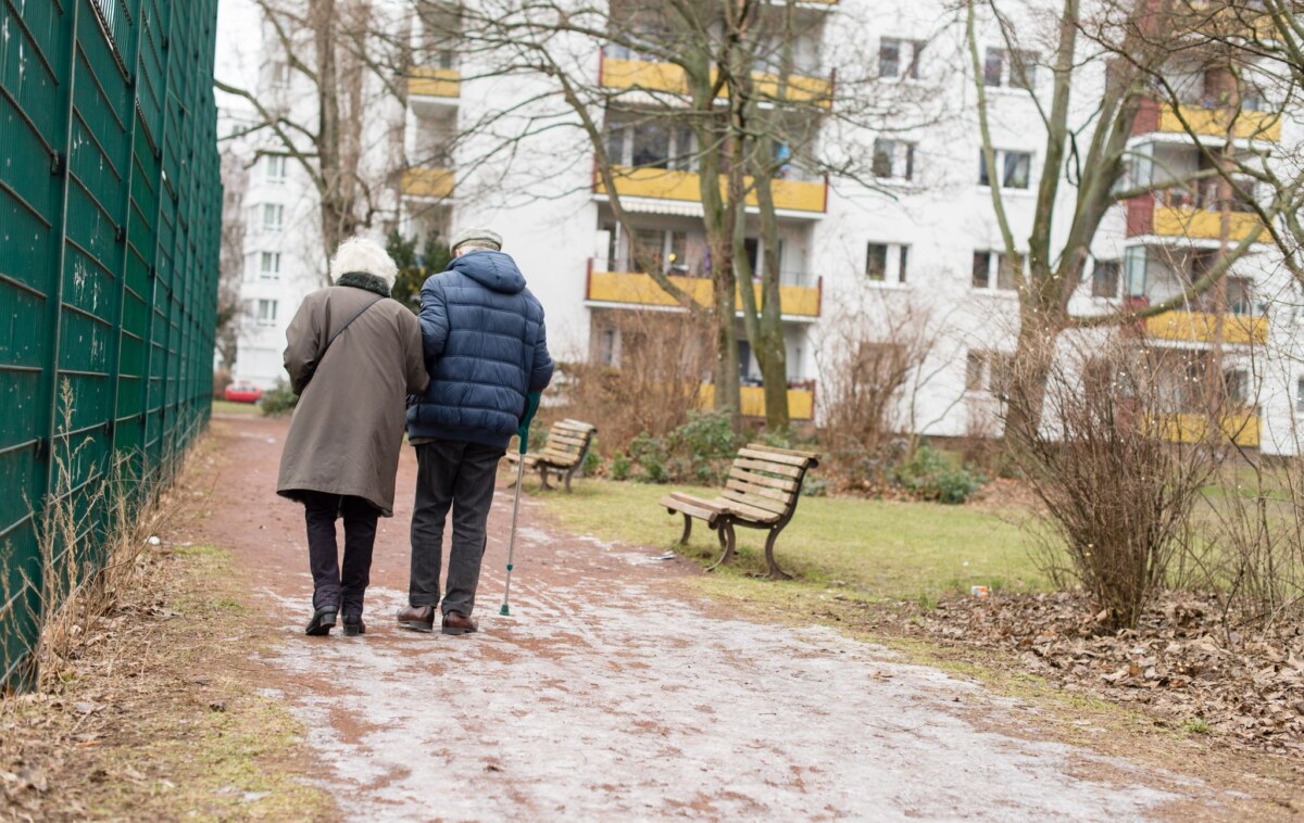 Älteres Paar in Berlin Auch viele ältere Berliner sind von Armut betroffen. (Archivbild)