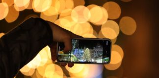 Unter Umständen fühlen sich Menschen von der Handynutzung in der Weihnachtszeit gestört. (Symbolbild)