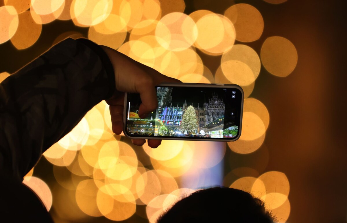 Münchener Christkindlmarkt Unter Umständen fühlen sich Menschen von der Handynutzung in der Weihnachtszeit gestört. (Symbolbild)