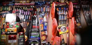 Diebe stehlen Feuerwerk aus Containern – Versteck im Keller Feuerwerk für die Silvesternacht ist jetzt im Handel. Mancherorts in Brandenburg und in Berlin wurden Container mit gelagerter Pyrotechnik aufgebrochen. (Symbolbild)