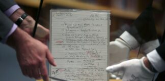 «Sofort, unverzüglich»: Streit um Schabowski-Zettel vor OVG Mitarbeiter stülpen im Haus der Geschichte eine Glasvitrine über den Schabowski-Zettel. Um das Ausstellungsstück gibt es seit Jahren Streit mit einem Journalisten. (Archivbild)