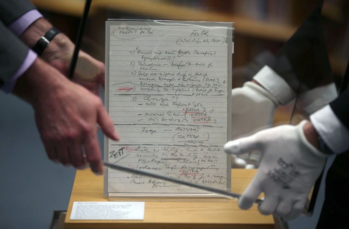 Schabowski-Zettel im Haus der Geschichte Mitarbeiter stülpen im Haus der Geschichte eine Glasvitrine über den Schabowski-Zettel. Um das Ausstellungsstück gibt es seit Jahren Streit mit einem Journalisten. (Archivbild)