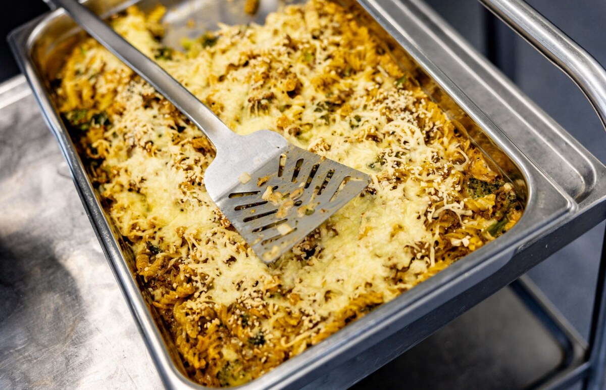 Kantine Großküche In Kantinen kann das Essen preiswert sein. (Symbolbild)